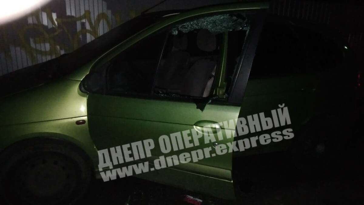 Поиск свидетелей: в Днепре двое парней разбили стекло и вскрыли припаркованный автомобиль