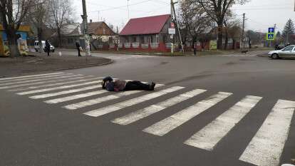 В Днепре на Мирном появился живой передвижной лежачий полицейский: фото, видео