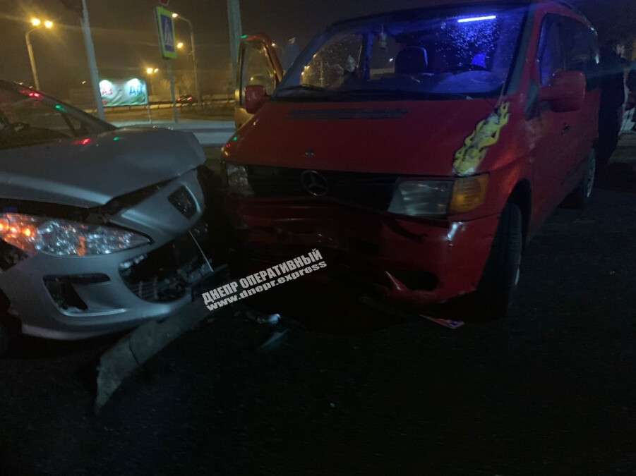 В Днепре на Полтавском шоссе произошла авария между Mercedes и Peugeot: фото
