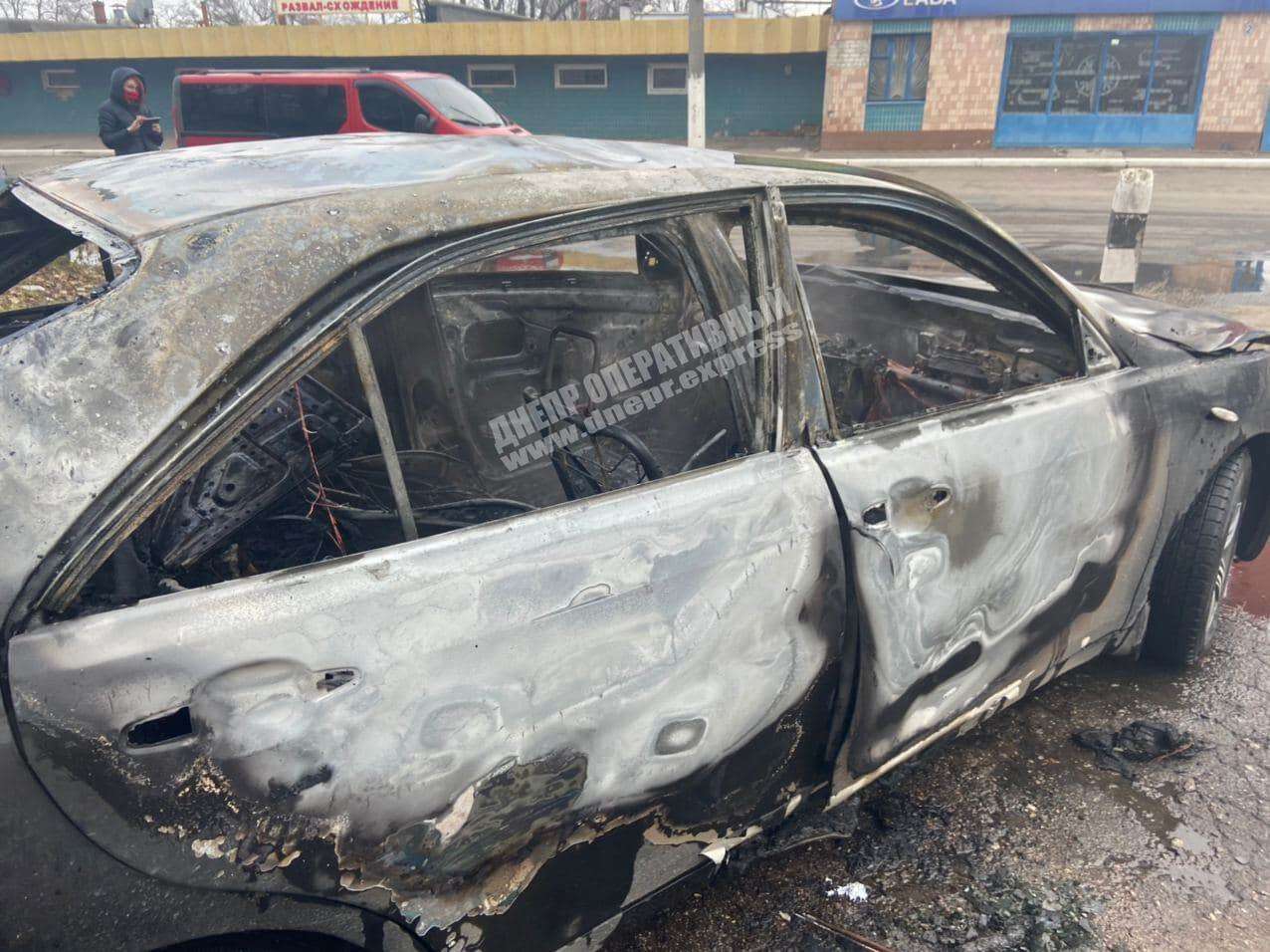 В Днепре на Слобожанском проспекте дотла сгорела Toyota Camry. Новости Днепра 