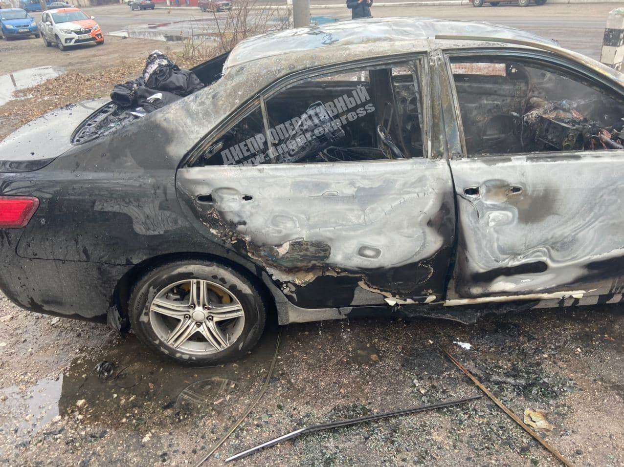В Днепре на Слобожанском проспекте дотла сгорела Toyota Camry. Новости Днепра