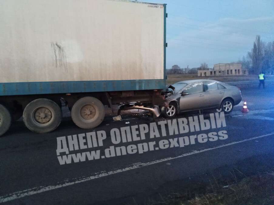 Под Днепром Nissan "влетел" в Renault Magnum, пока водитель ремонтировал фуру: пострадал мужчина (фото)