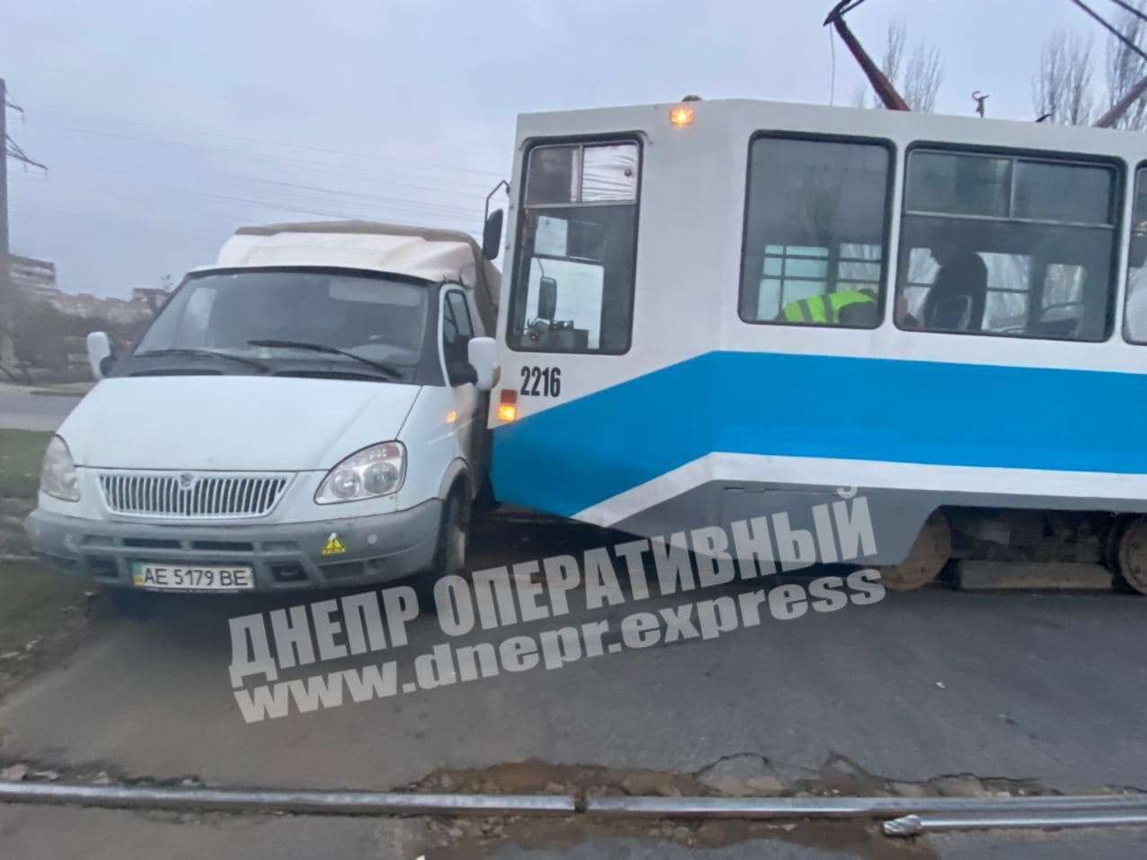В Днепре на Донецком шоссе трамвай №19 врезался в грузовой автомобиль: фото
