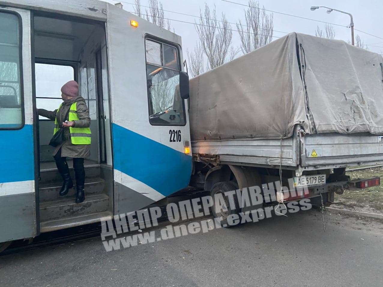 В Днепре на Донецком шоссе трамвай №19 врезался в грузовой автомобиль: фото