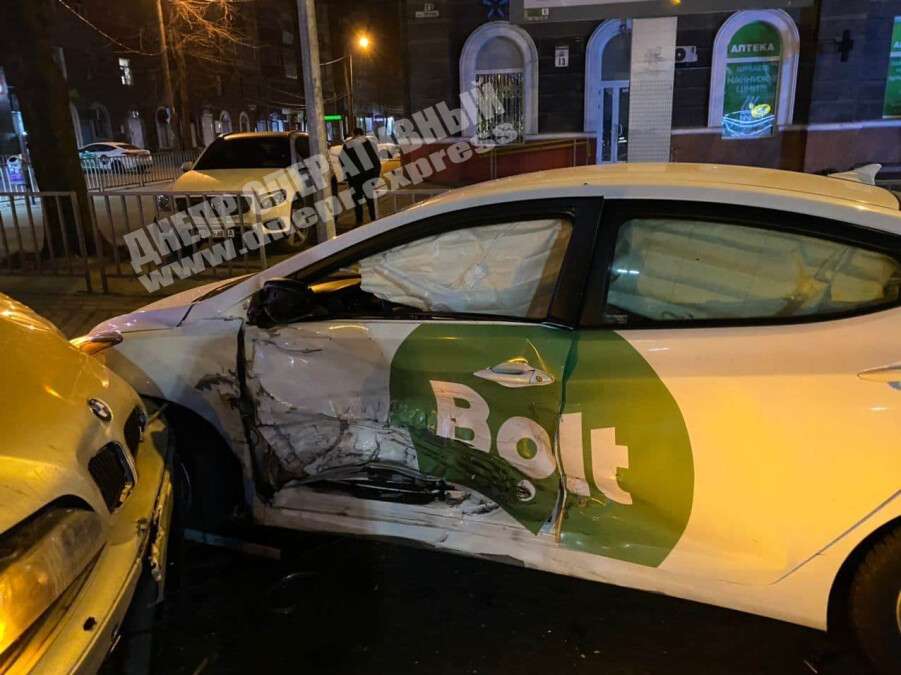 В Днепре на Титова такси жестко столкнулось с BMW: есть пострадавший
