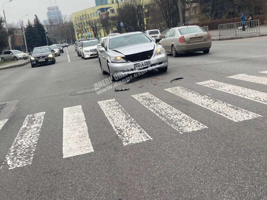 В Днепре на Сичеславской Набережной Lexus "влетел" в Audi
