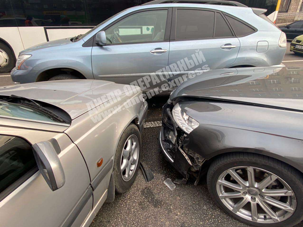 В Днепре на Слобожанском проспекте Volvo вылетел на "встречку" и повредил четыре автомобиля. Новости Днепра