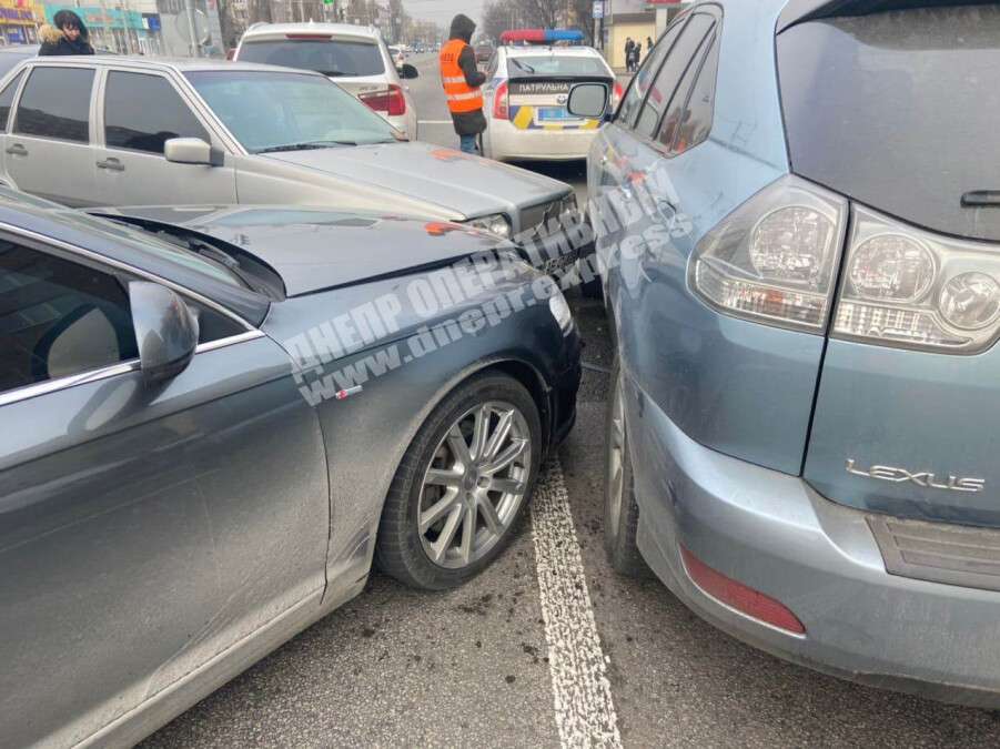 В Днепре на Слобожанском проспекте Volvo вылетел на "встречку" и повредил три автомобиля