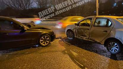 В Днепре на Космической Mercedes врезался в Renault: пострадала девушка