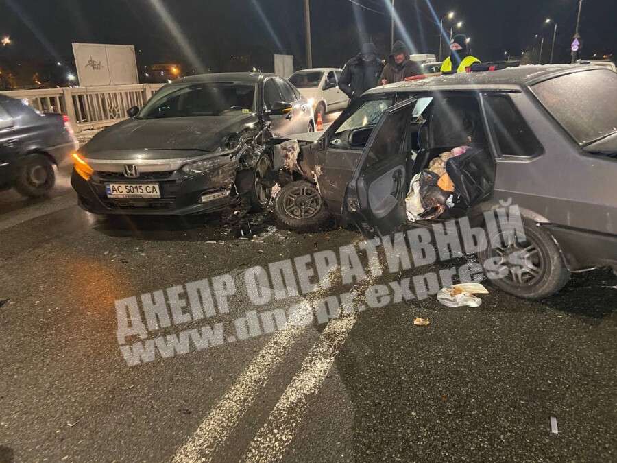 В Днепре на улице Каруны произошло жесткое ДТП: пьяный водитель ВАЗ "влетел" в Honda (фото)