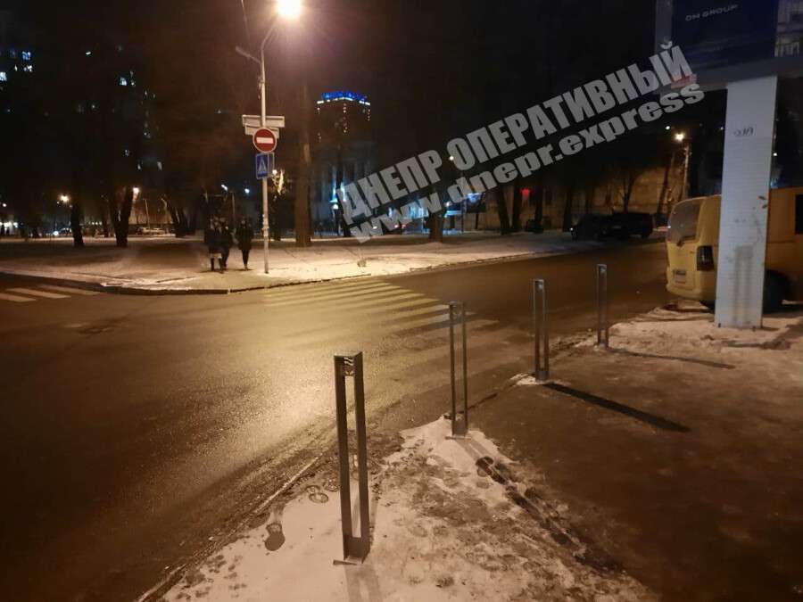 В Днепре на площади Успенской Renault сбил пешехода и скрылся с места ДТП