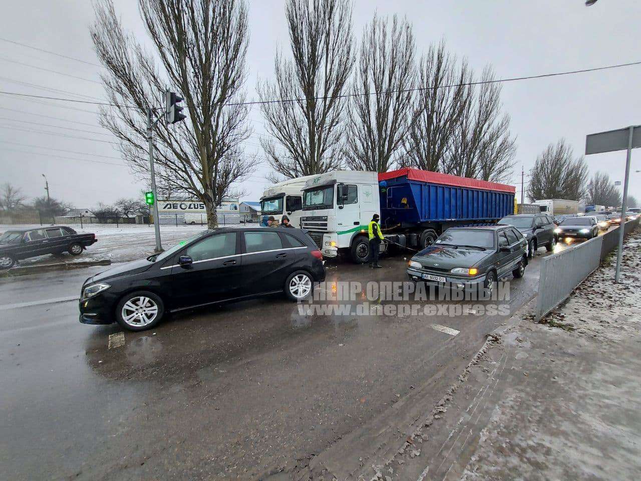 В Днепре на Донецком шоссе Mercedes столкнулся с фурой. Новости Днепра