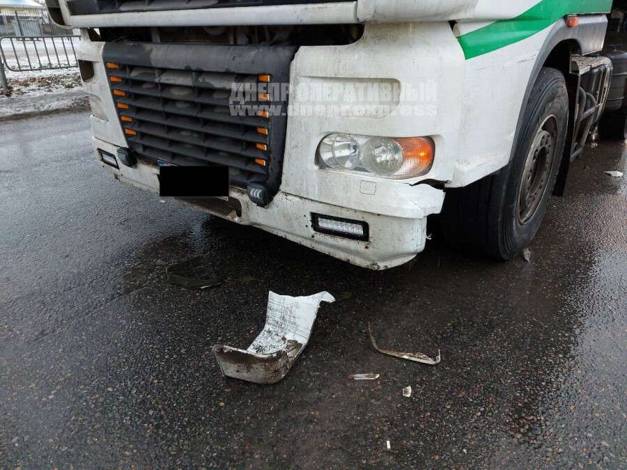 В Днепре на Донецком шоссе Mercedes столкнулся с фурой