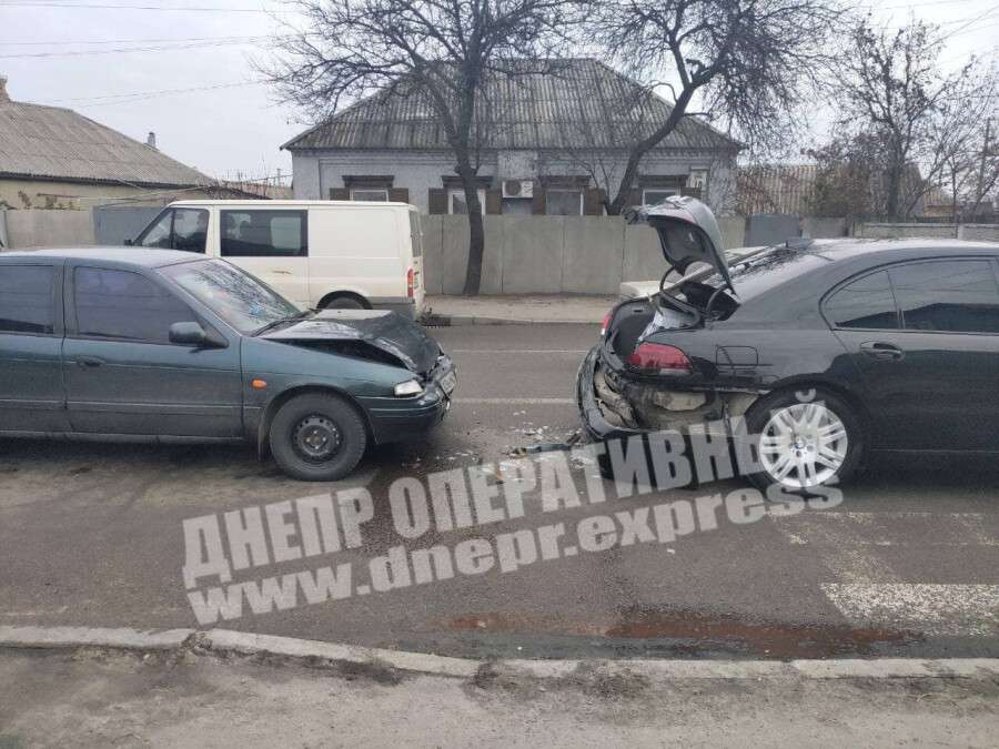 В Днепре на Янтарной Kia врезался в BMW: фото