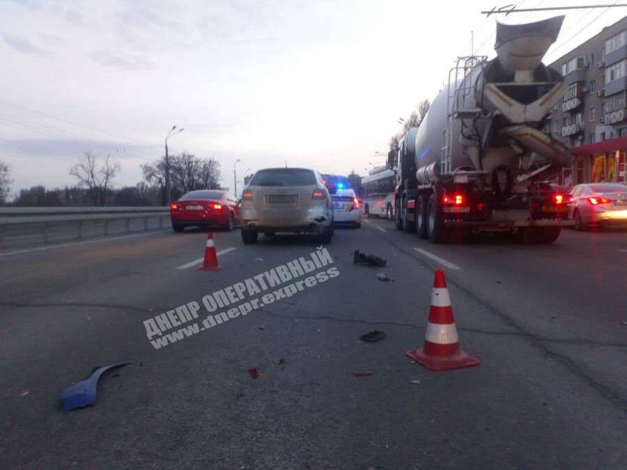 В Днепре на Запорожском шоссе столкнулись Volkswagen и Mazda