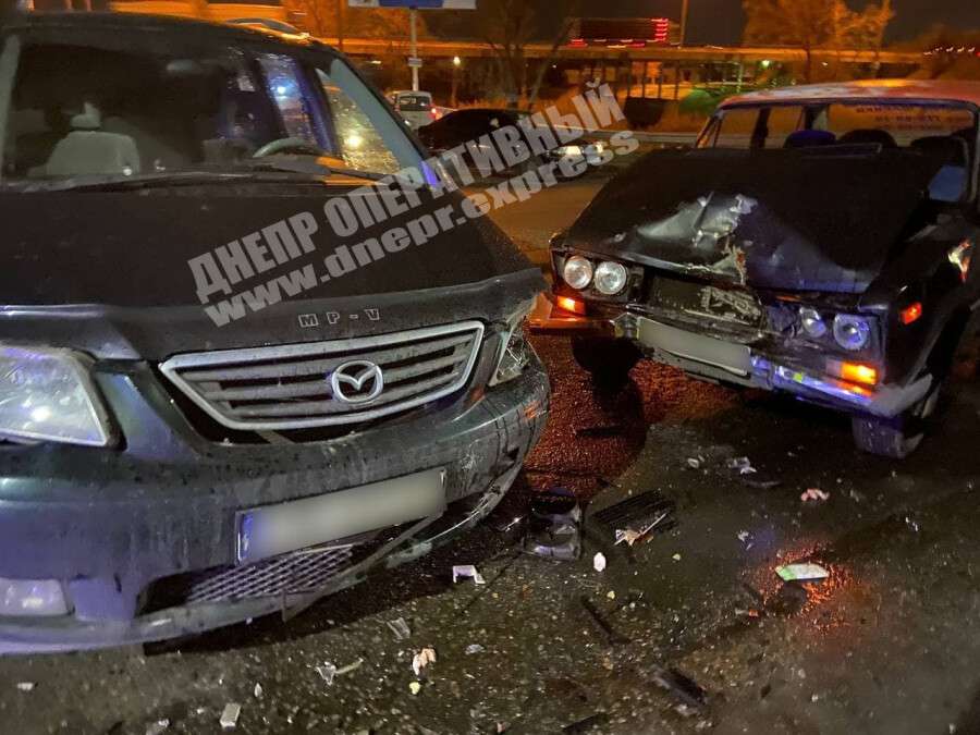 Недалеко от Днепра ВАЗ врезался в Mazda: пострадали женщина и двухлетний ребенок