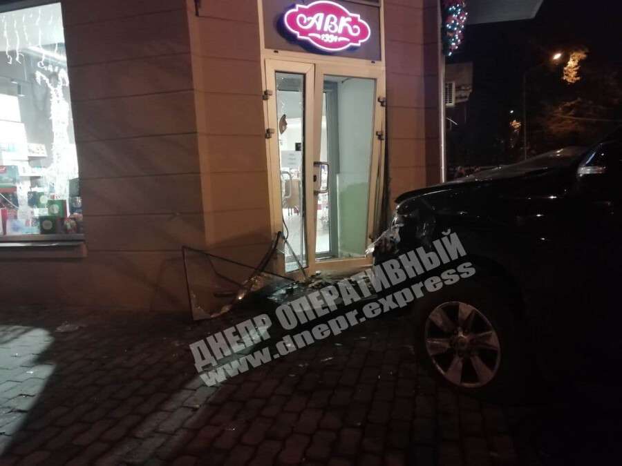 В центре Днепра произошло жесткое ДТП с участием двух внедорожников: один из них "вылетел" в магазин АВК