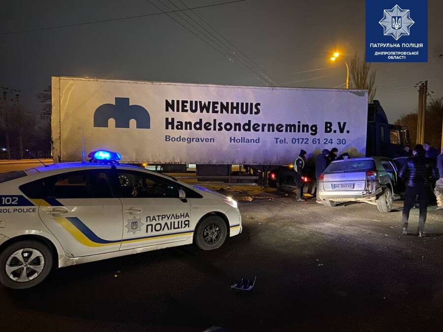 В Днепре на Запорожском шоссе столкнулись DAF и Opel: девушку из легковушки вырезали спасатели (фото)