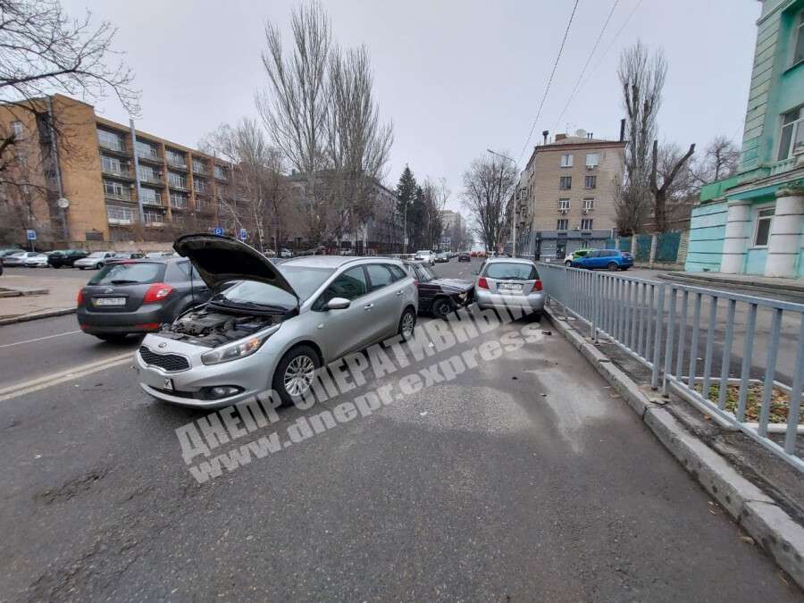 В Днепре на Юлиуша Словацкого столкнулись ВАЗ и Kia: от удара ВАЗ отбросило в припаркованный Chevrolet