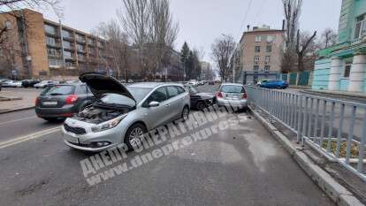 В Днепре на Юлиуша Словацкого столкнулись ВАЗ и Kia: от удара ВАЗ отбросило в припаркованный Chevrolet