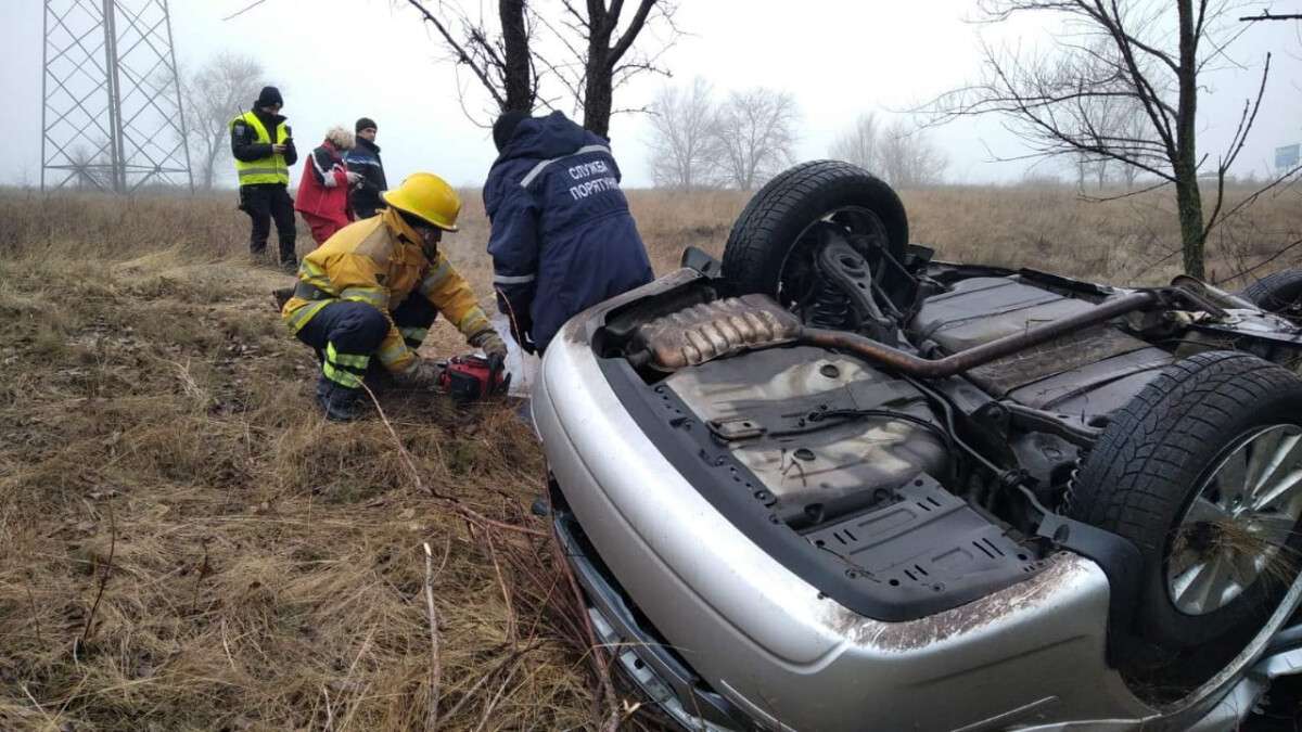 На трассе Днепр-Николаев Hyundai "слетел" в кювет: машину разрезали, чтобы достать водителя (фото, видео)