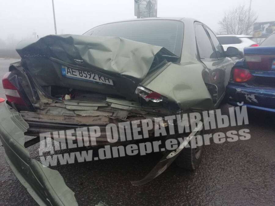 В Днепре на Яснополянской водитель Nissan спровоцировал тройное ДТП: видео момента аварии