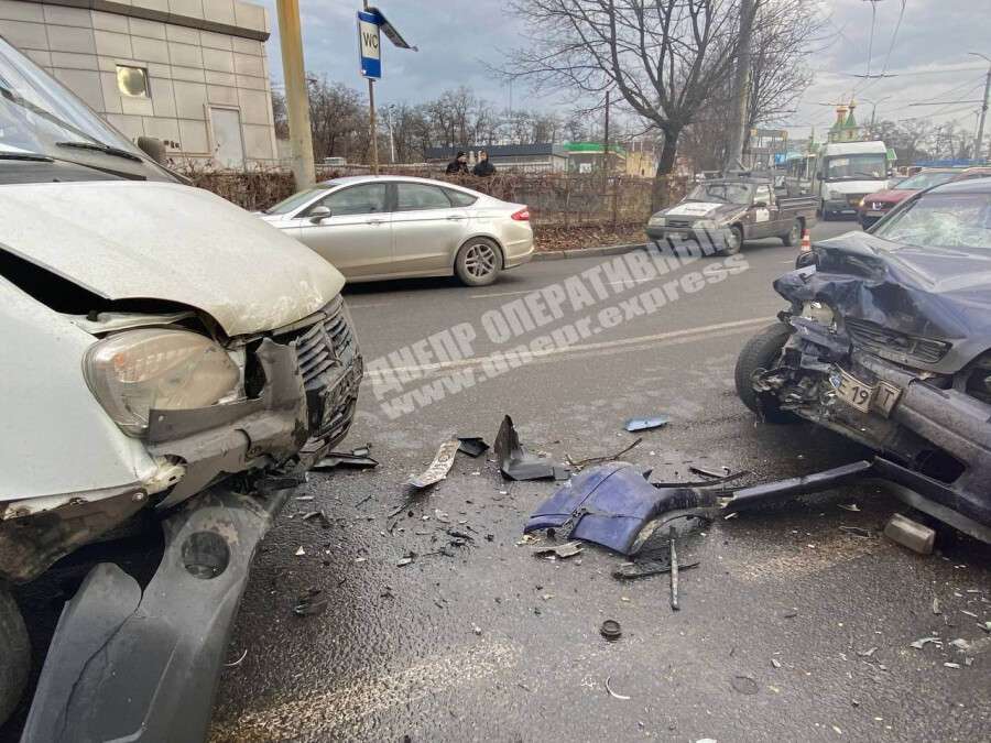 В Днепре на Марии Лисиченко Opel задел автобус и врезался в "Газель": двое пострадавших