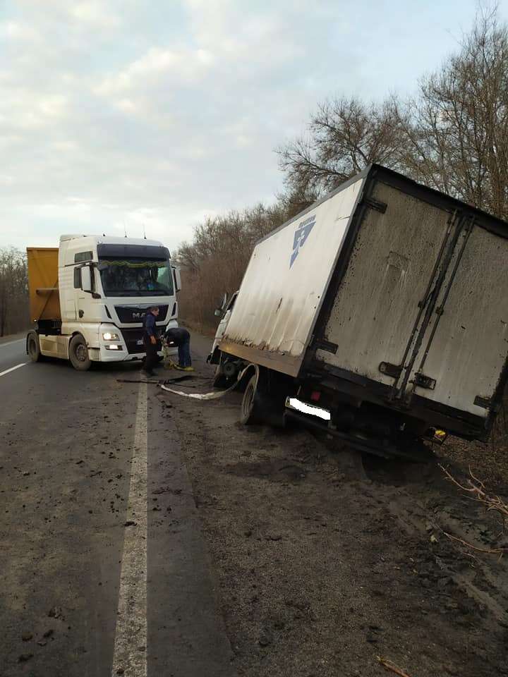 На трассе Днепр - Никополь водитель фуры уснул за рулем, стал виновником ДТП и 