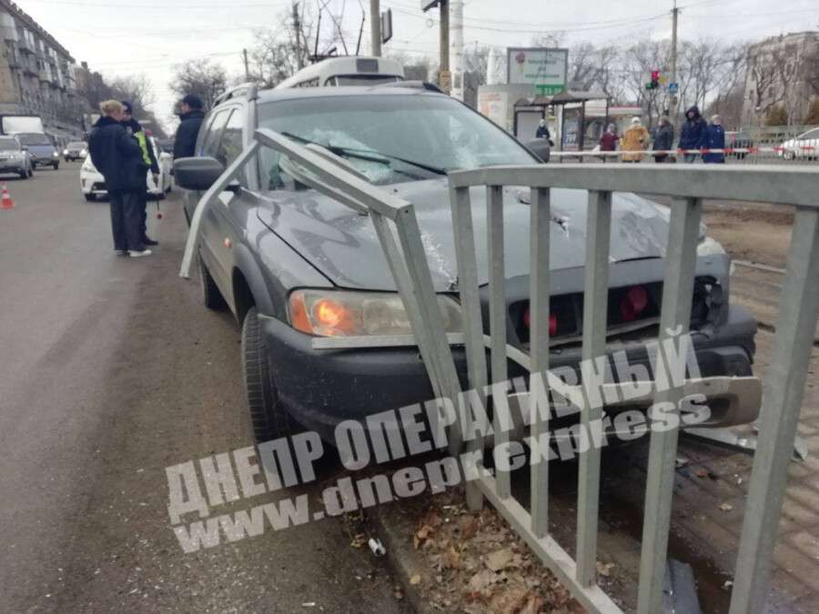 В Днепре BMW "подрезал" Volvo, спровоцировав ДТП: пострадала женщина-пешеход (фото)