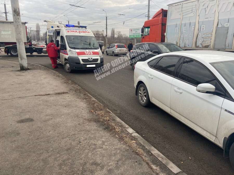 В Днепре на Янтарной столкнулись грузовик и легковушка: пострадала девушка (видео момента аварии)