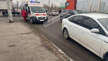 В Днепре на Янтарной столкнулись грузовик и легковушка: пострадала девушка (видео момента аварии)