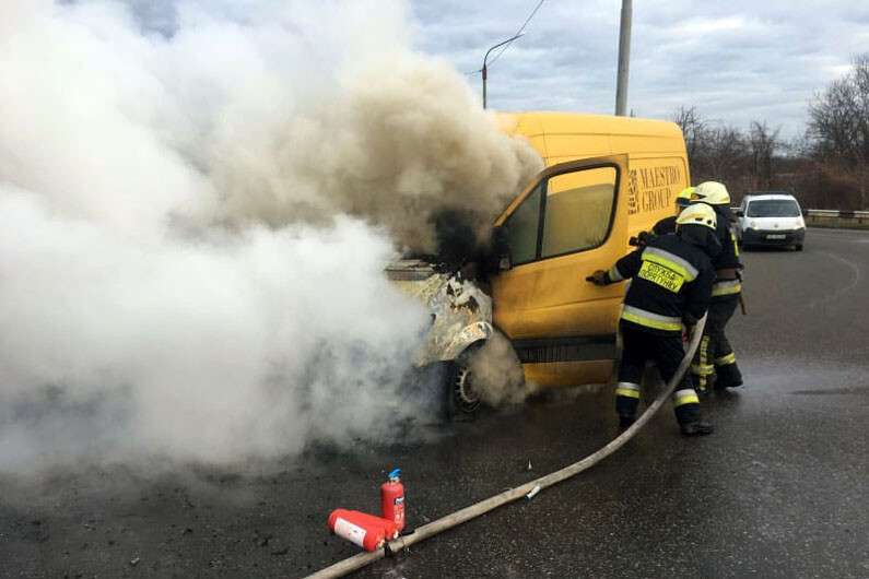 В Днепре на въезде на Южный мост загорелся микроавтобус Mercedes