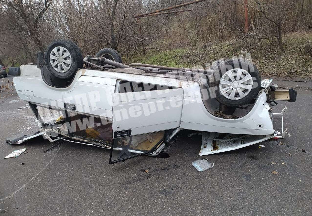 В Днепре на Андрейченко пьяный водитель перевернулся в авто с пассажирами