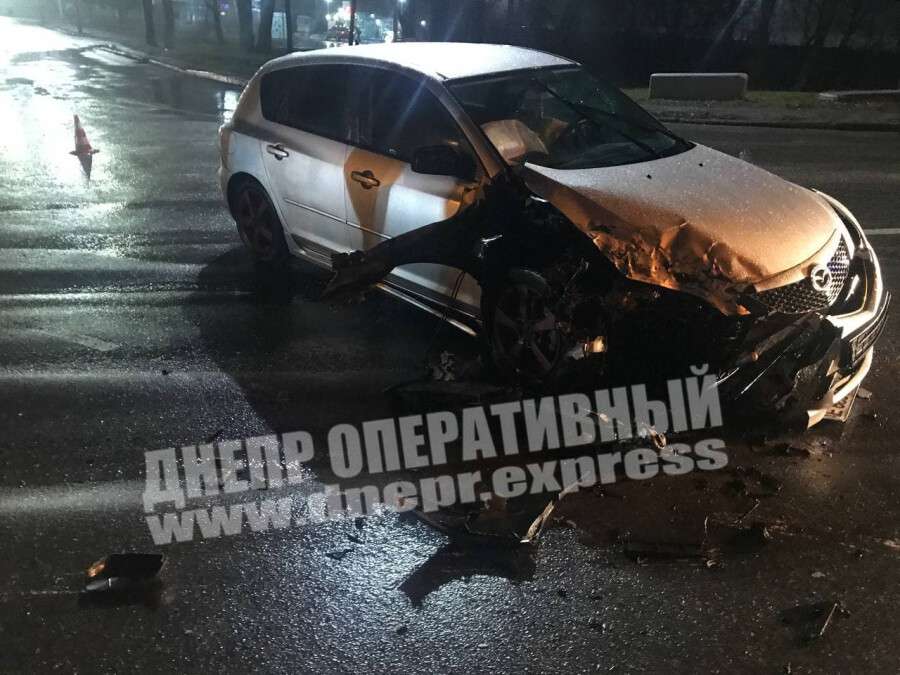 В Днепре на Киевской Mazda врезалась в автобус: фото