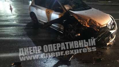 В Днепре на Киевской Mazda врезалась в автобус: фото