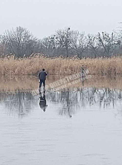 Недалеко от Днепра мужчина устроил зимнюю рыбалку на треснутом льду: фото