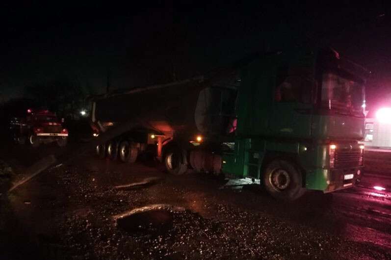 Под Днепром на кабину грузовика рухнул телефонный столб. Новости Днепра 