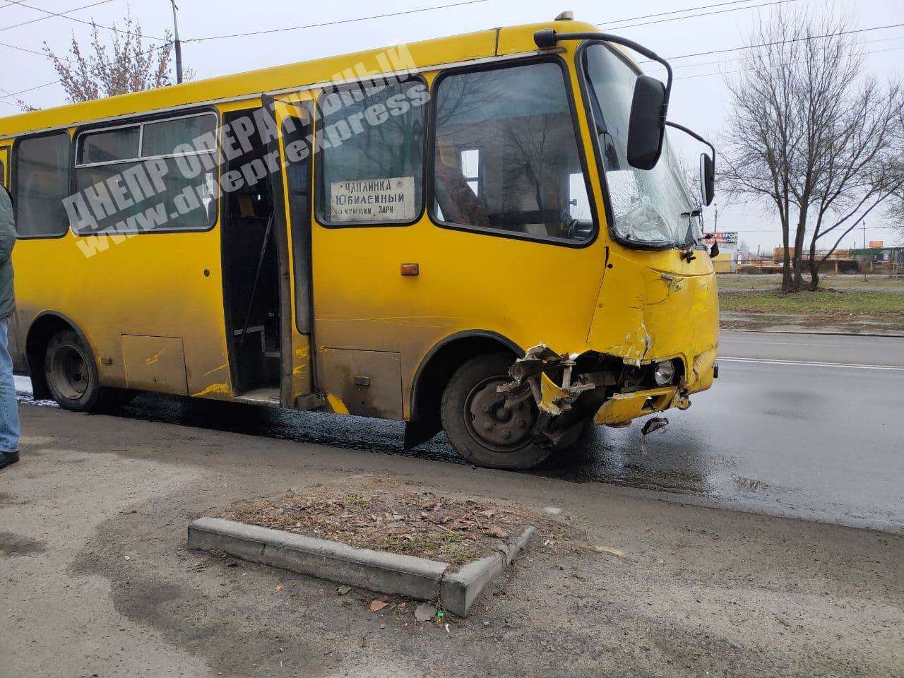 В Днепре на Мануйловском проспекте Mitsubishi столкнулся с рейсовым автобусом. Новости Днепра