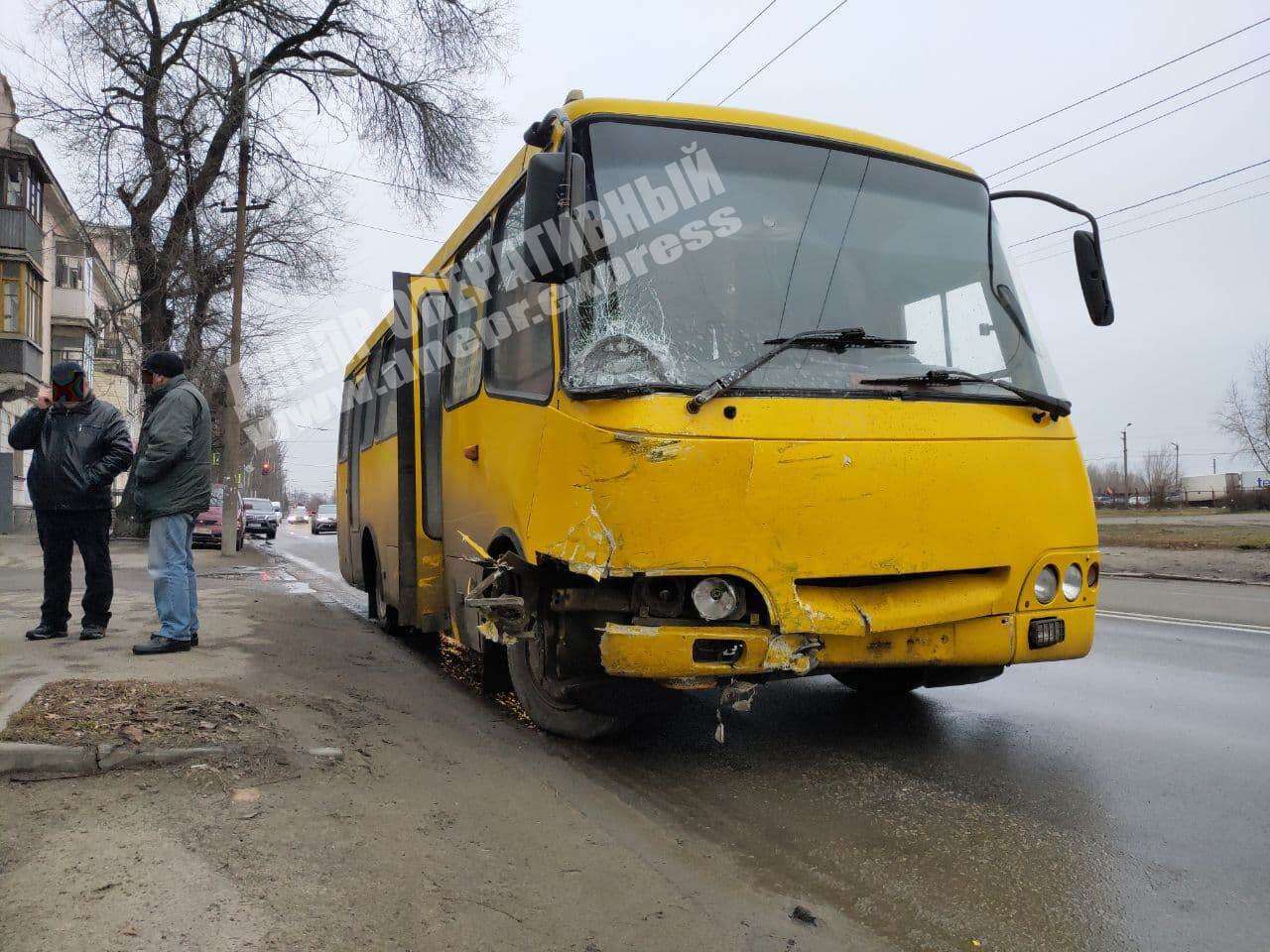 В Днепре на Мануйловском проспекте Mitsubishi столкнулся с рейсовым автобусом. Новости Днепра 