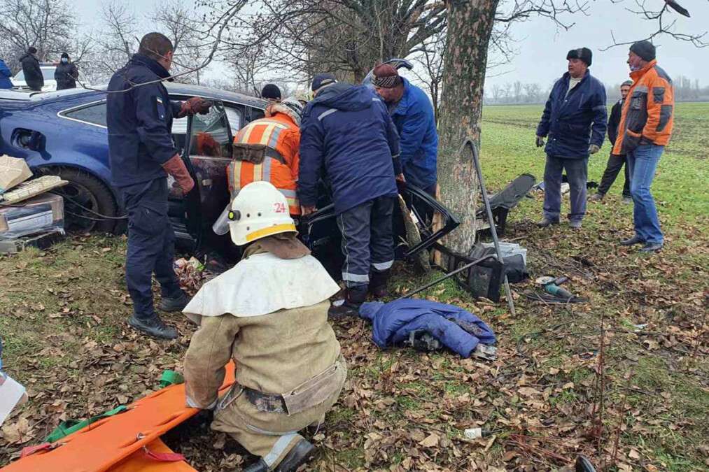 Под Днепром Audi вылетел в кювет и врезался в дерево: водителя вырезали из машины