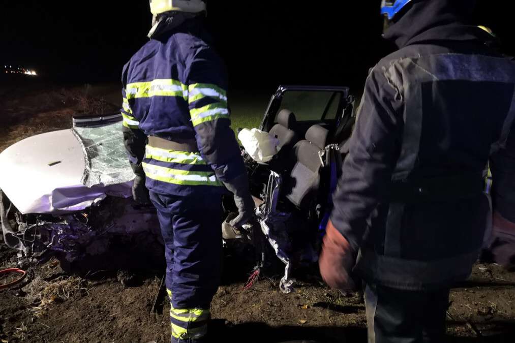 В Днепропетровской области на трассе Ford столкнулся с грузовиком: труп водителя вырезали из искореженной легковушки