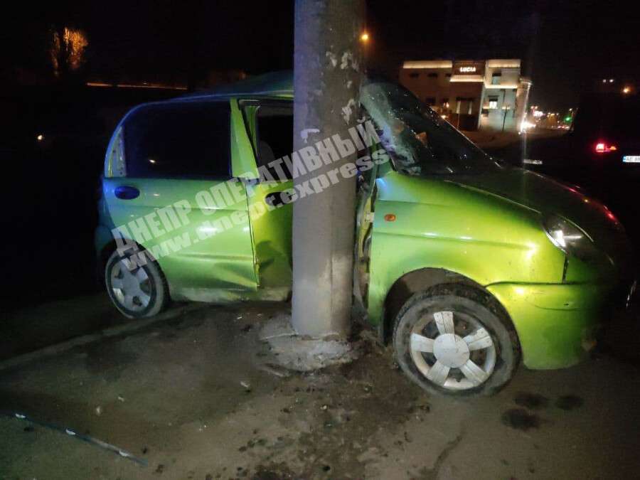 В Днепре на проспекте Ивана Мазепы Daewoo Matiz врезался в столб: пострадал водитель