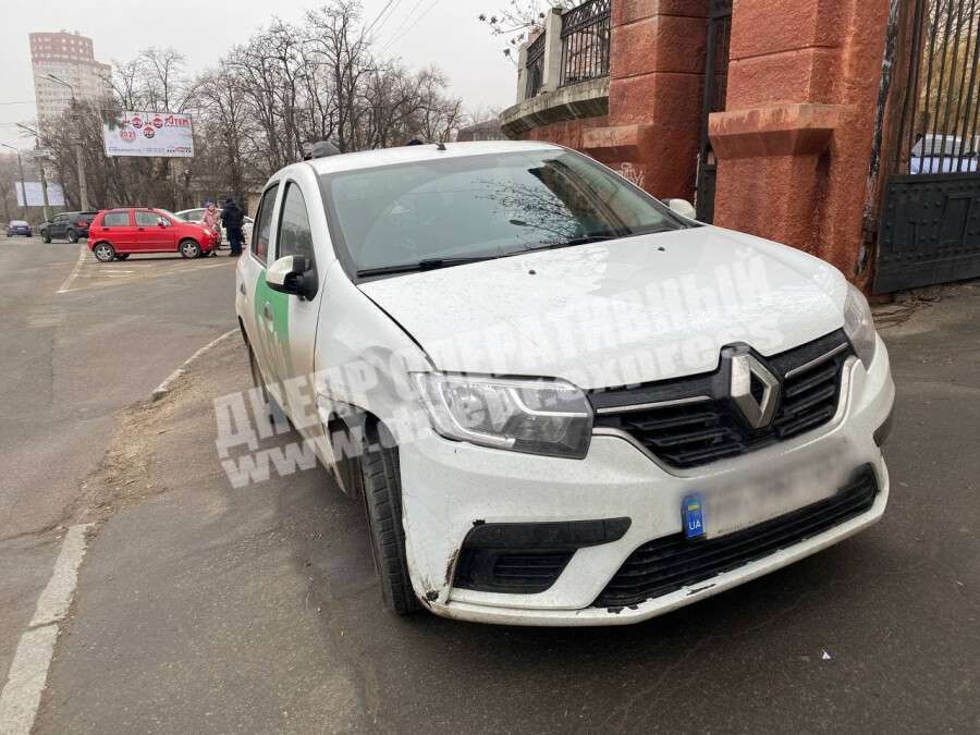 В Днепре на Чернышевского девушка на Daewoo проигнорировала ПДД и врезалась в Renault: видео момента ДТП