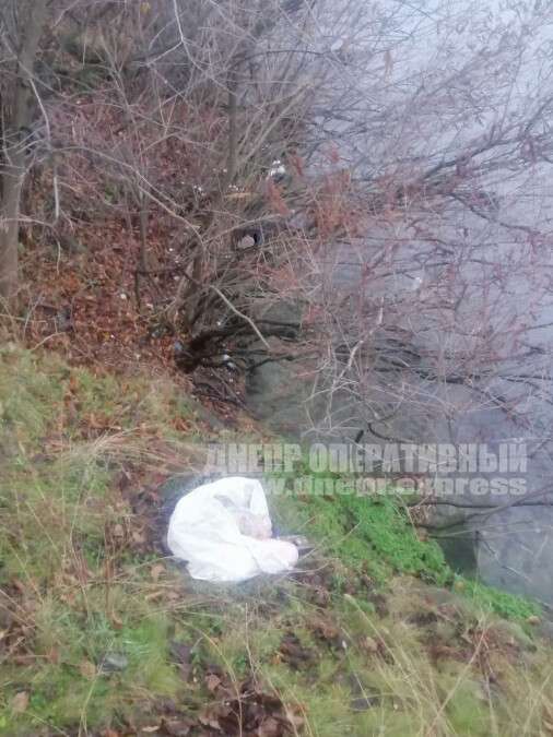 В Днепре на улице Далекой в реке обнаружили труп женщины