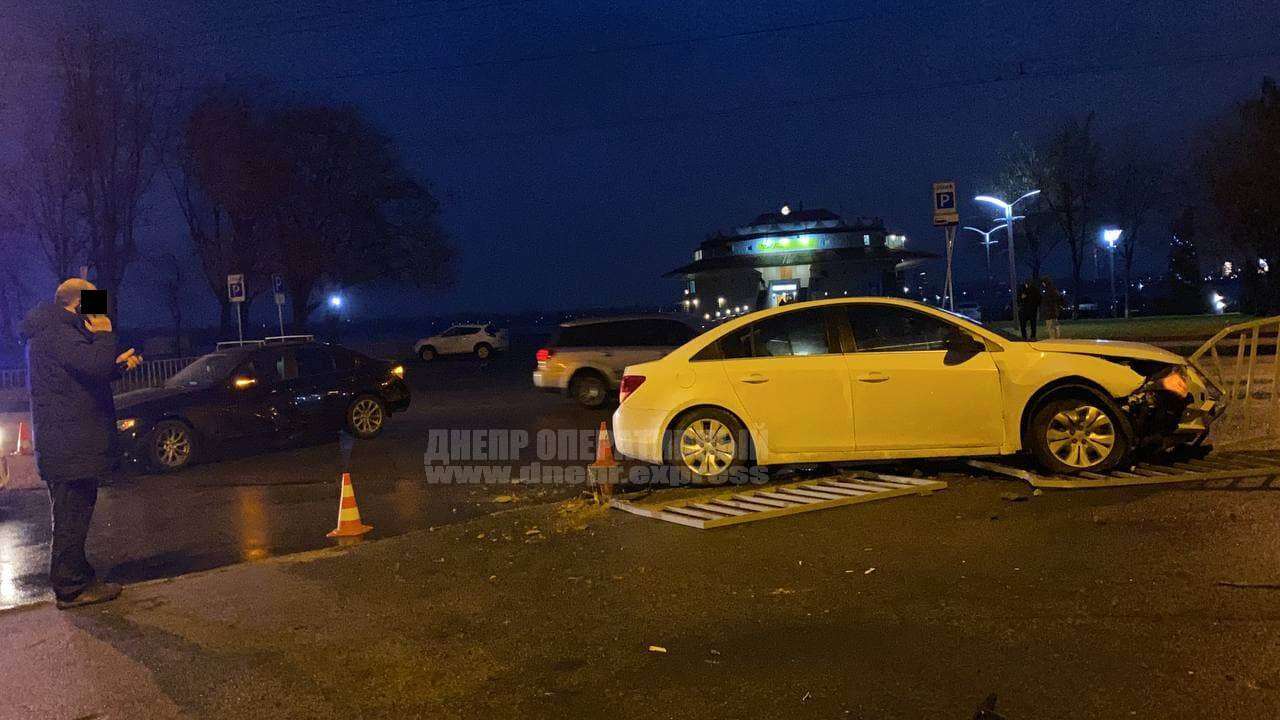 В Днепре возле "Поплавка" от сильного удара с BMW Chevrolet отбросило в ограждение. Новости Днепра
