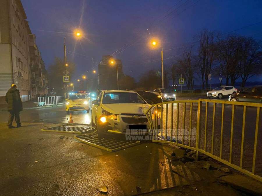 В Днепре возле "Поплавка" от сильного удара с BMW Chevrolet отбросило в ограждение