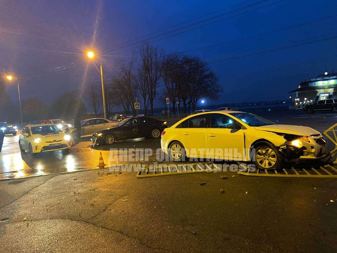 В Днепре возле "Поплавка" от сильного удара с BMW Chevrolet отбросило в ограждение. Новости Днепра