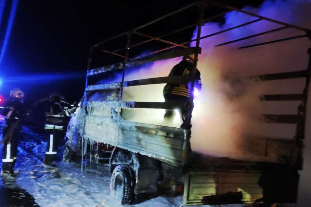 На трассе под Днепром на ходу загорелся грузовик с мебелью и бытовой техникой