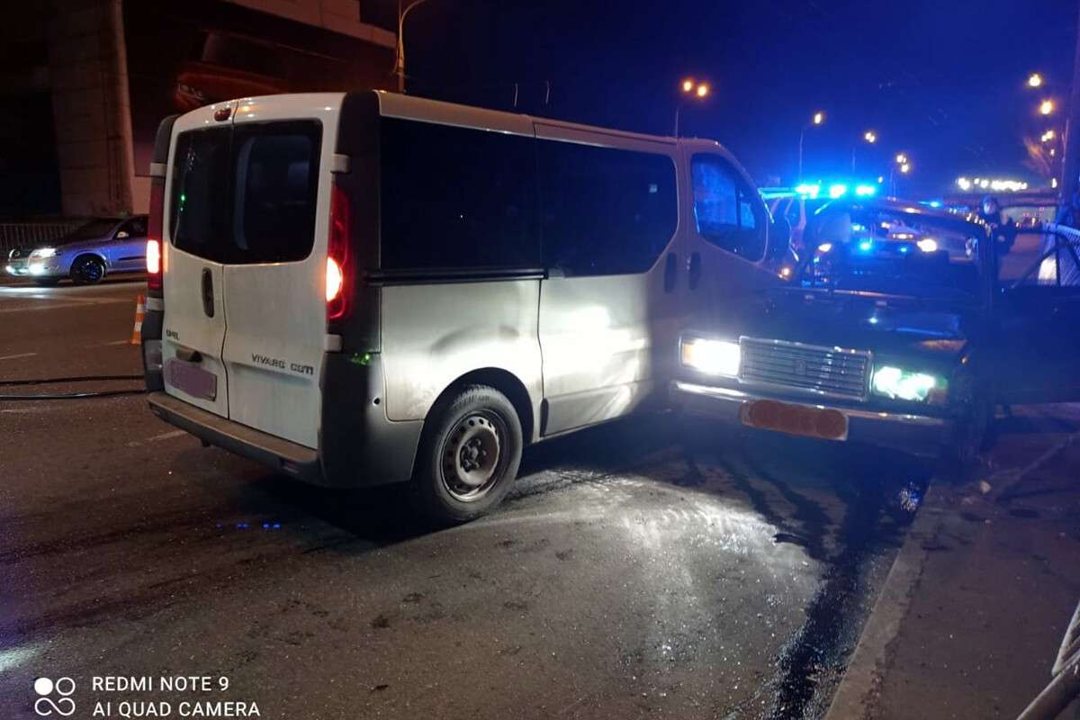 Под Днепром водитель ВАЗ потерял сознание за рулем и врезался в Opel. Новости Днепра 