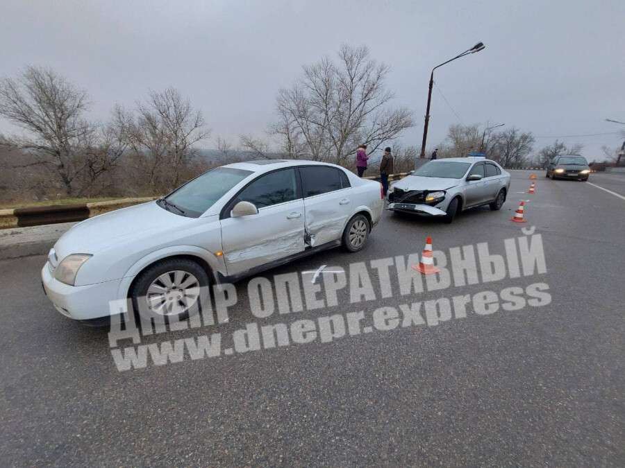 В Днепре на Гаванской водитель Skoda не справился с управлением и врезался в Opel: фото